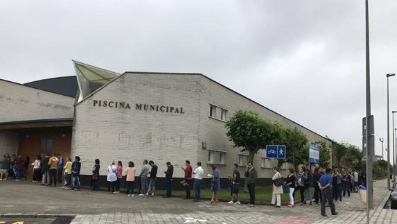 Cola en las instalaciones de la piscina de La Albericia para apuntarse a las actividades de verano