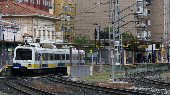 Un tren procedente de Santander realiza una parada en la estación de Feve de Torrelavega, ubicada en la Avenida de Menéndez Pelayo