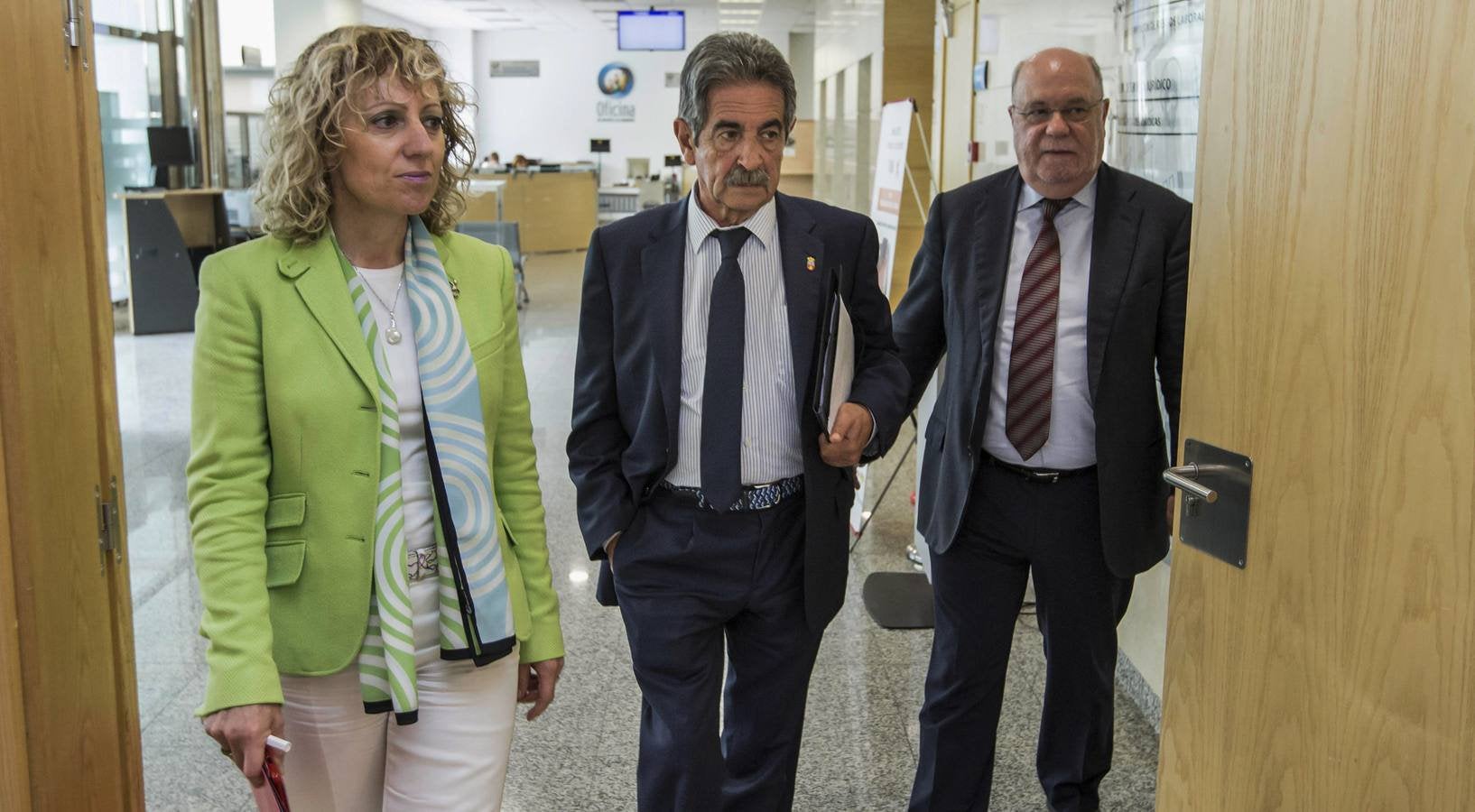 Revilla, junto a la vicepresidenta Díaz Tezanos y el consejero de Hacienda, Juan José Sota