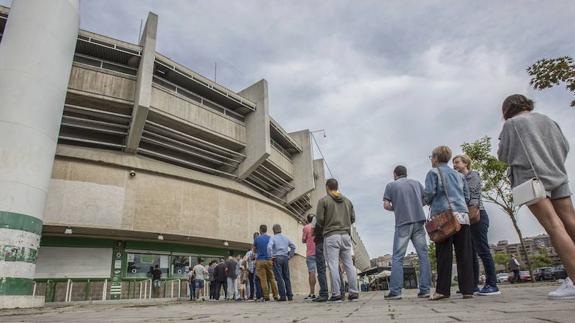 Aficionados esperando para adquirir su entrada