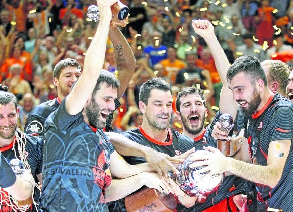 San Emeterio, segundo por la izquierda, celebra con sus compañeros el título de Liga. :: manuel bruque