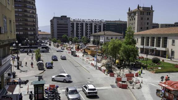 La plaza de las Estaciones se encuentra llena de tubos, máquinas y material de obra.