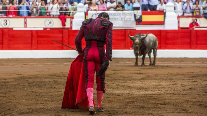 El Cid, triunfador de la Feria de Santiago en 2016, ante 'Madroñito', toro que fue indultado por el matador en el coso de Cuatro Caminos.