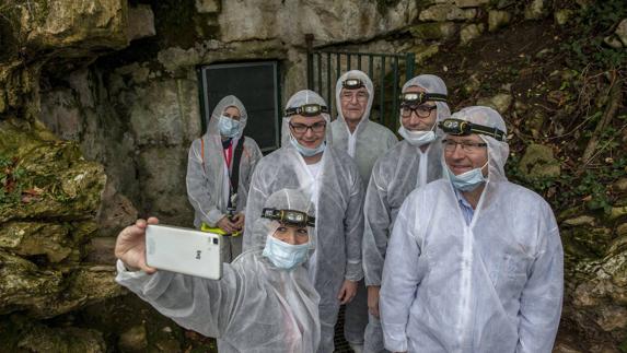 Visitantes elegidos mediante sorteo se hacen un selfie en la entrada de la cueva de Altamira.