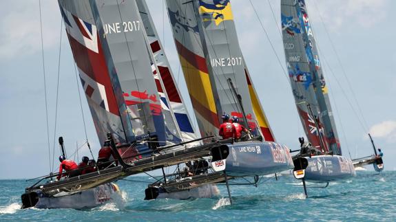El barco británico, en primer término, persigue al español y al representante de Bermudas. 
