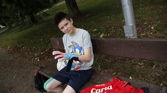 Carla Moolenaar, en el parque de La Felguera con su camiseta y los guantes