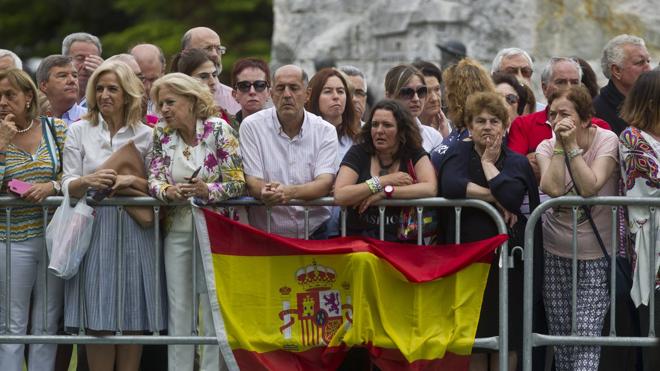 Tras la valla, los vecinos esperaron la llegada de los Reyes en la zona del monumento a Pereda.