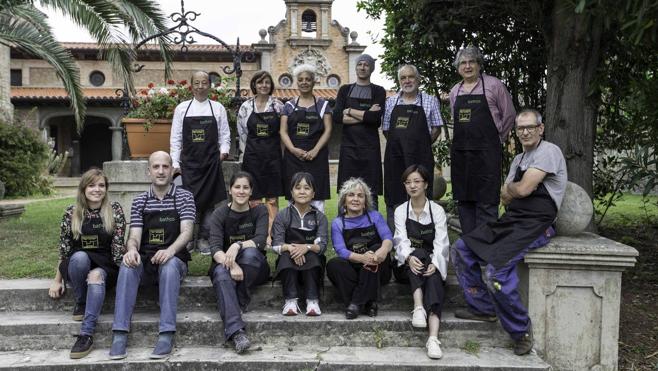 Los artistas participantes en esta edición posaron junto a los organizadores, Manuel Sáenz-Messía y Ana Laguna, y el poeta y pintor Mariano Cardo Azcona. 