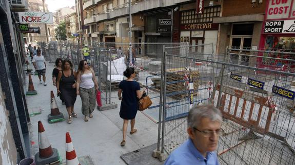 Las obras se ejecutan en una de las principales arterias comerciales de Torrelavega