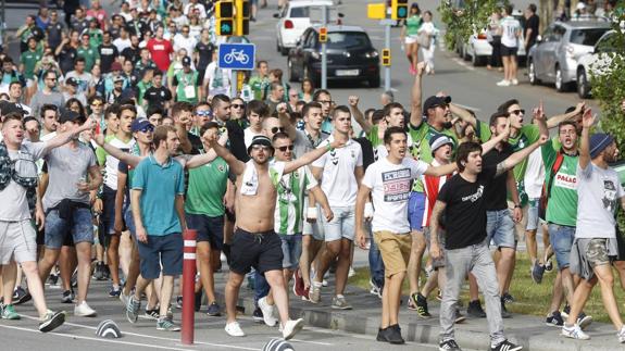 Los 700 racinguistas que han viajado a Barcelona han recibido al equipo a su llegada al Miniestadi.