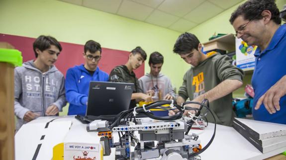 Alumnos del IES José Hierro, junto a un profesor, trabajan en uno de sus prototipos.