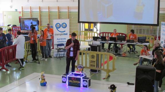 Estudiante del Valentín Turienzo de Colindres, durante la presentación de su proyecto