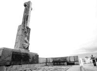 Cruz de los Caídos, sobre la que estaban grabadas las leyendas. / BRUNO MORENO