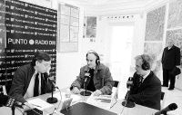 En Punto Radio DM.- Javier del Olmo (centro) y el director del Puerto, Mariano Revestido, a la derecha, intervinieron ayer en el Programa 'Protagonistas', de Punto Radio DM, que dirige Javier Rodríguez, a la izquierda. El programa se realizó en el Palacete del Embarcadero. / ANDRÉS FERNÁNDEZ