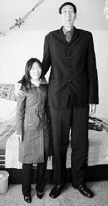 Se casó el hombre más alto del mundo, el chino Bao Xishum , que mide 2,36