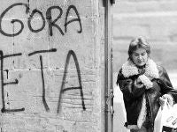 Una mujer pasa delante de una pintada a favor de ETA en Pamplona. / AP