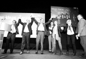 Zaplana, saludando junto a Sieso, Diego y Calderón Ciriza, en el teatro municipal. A la derecha, a su llegada al Concha Espina. / L. PALOMEQUE
