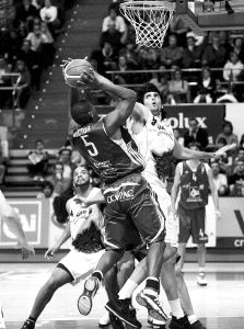El Lobos no pudo frenar al conjunto de Zaragoza. / ESTER CASAS