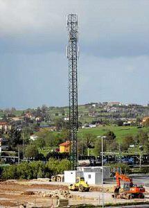 'Aparece' una estación de telefonía en el parking del polígono industrial