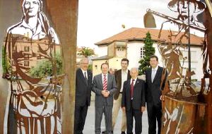 Monumental grupo escultórico de Lucio Marcos en homenaje al agricultor riojano