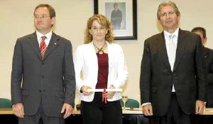Marta García con el rector de la Universidad  José M. Martínez de Pisón (a la izquierda), y el presidente del Consejo Social de la misma institución, José Luis López de Silanes. /FOTO CROMA