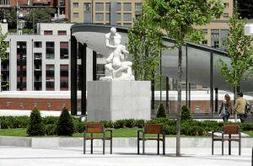 'Adán y Eva' presiden la nueva plaza en la que también se han instalado otra estatua de Leonardo Torres-Quevedo. / ANDRÉS FERNÁNDEZ