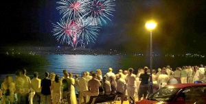 Lanzamiento de fuegos artificiales desde El Sardinero en la víspera de las fiestas de Santiago. / DM