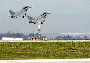 El estruendo provocado por dos aviones militares siembra el pánico en Málaga
