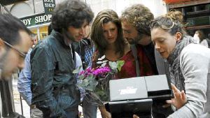 Valerio Veneras, Catalina Londoño, Agustín Ruiz y Lilí Cabrera visionan una toma.