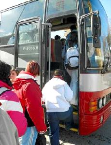 Hay monitoras de transporte escolar que se hacen cargo de unos 50 niños