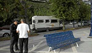 Los propietarios ingleses de una autocaravana charlan con los policías tras liberarla del cepo. / SANE