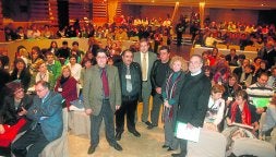 Los responsables de la FAPA posaron con los ponentes y con los responsables de Educación: Rosa Eva Díaz Tezanos y Ramón Ruiz . /SANE