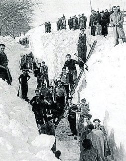 Los vecinos abren camino en un gran nevero de Nestares en el 54. / DM Un jinete pasa por una de las trincheras abiertas en la nieve. / DM