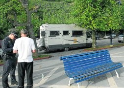 Un policía multa al dueño de una autocaravana aparcada la avenida de Reina Vitoria. / SANE