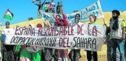 Manifestación junto al muro que divide el Sáhara Occidental. / G. HERRERÍA