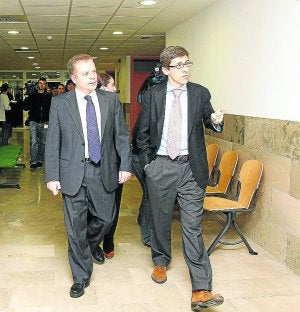 Mediavilla, en los juzgados, con el juez decano, José Arsuaga. / DM