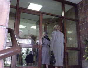 Ordenan detener a un alto funcionario por 'robar' la herencia de una anciana