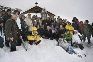 Todos los participantes en la procesión posan ante la ermita y entre la nieve, antes de dejar la imagen. ::
PEDRO ÁVAREZ
