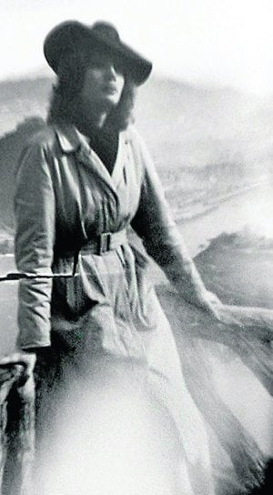 Imagen cedida por Marina Vega, en la que se la ve en 1941 en  San Sebastián, cuando trabajaba con la Resistencia francesa. ::
DM