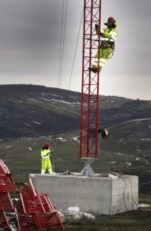Torre anemométrica instalada por Vestas en monte Cotío. ::                             J. L. S.