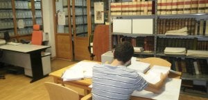 La archivera municipal de Castro advierte de la salida de documentos sin su permiso