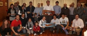 Los premiados en la clase crucero posan con sus trofeos, ayer en el Real Club Marítimo de Santander. ::
SANE