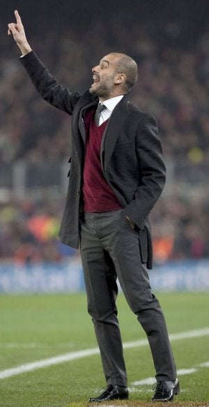Guardiola da instrucciones durante un partido. ::
EFE