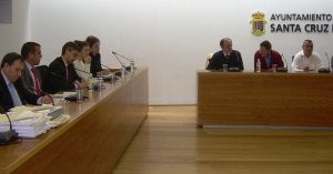 García Herrero (segundo por la izquierda) y Velasco (tercero por la derecha) durante un pleno. ::
S. IZQUIERDO