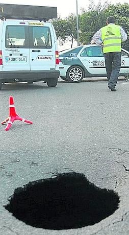 El hundimiento de la carretera dejó este enorme agujero. ::                             SANE