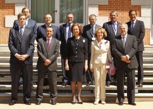 La Reina, en el centro, posa con los representantes de los medios de comunicación tras la firma del convenio de colaboración. ::
R. C.
