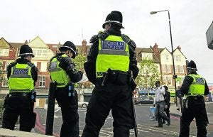 Policías de Gales patrullan en la localidad de Streatham. ::
REUTERS