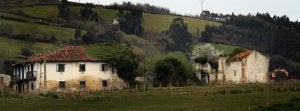Conjunto del antiguo hospital de leprosos que el propietario, un empresario gallego afincado en Estados Unidos, ha donado al Consistorio. ::                             V. CORTABITARTE
