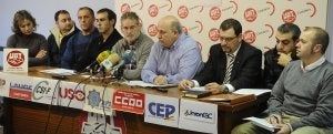 Los representantes de los nueve sindicatos o agrupaciones policiales, durante la rueda de prensa que dieron ayer en la sede de UGT . ::                             SANE