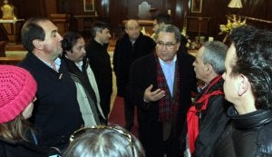 La comisión técnica se desplazó ayer a la iglesia para examinar los daños ocasionados en el techo del templo. ::                             SANE